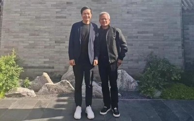 英伟达创始人黄仁勋今年第三次来访中国 并与雷军合影