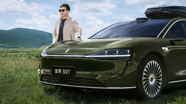 华为余承东将微信头像更换为享界S9T合照 有“亿”点帅