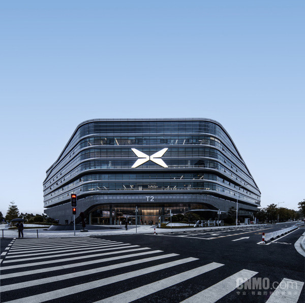 小鹏变“大鹏”！小鹏汽车港股大涨12% 股价突破100元